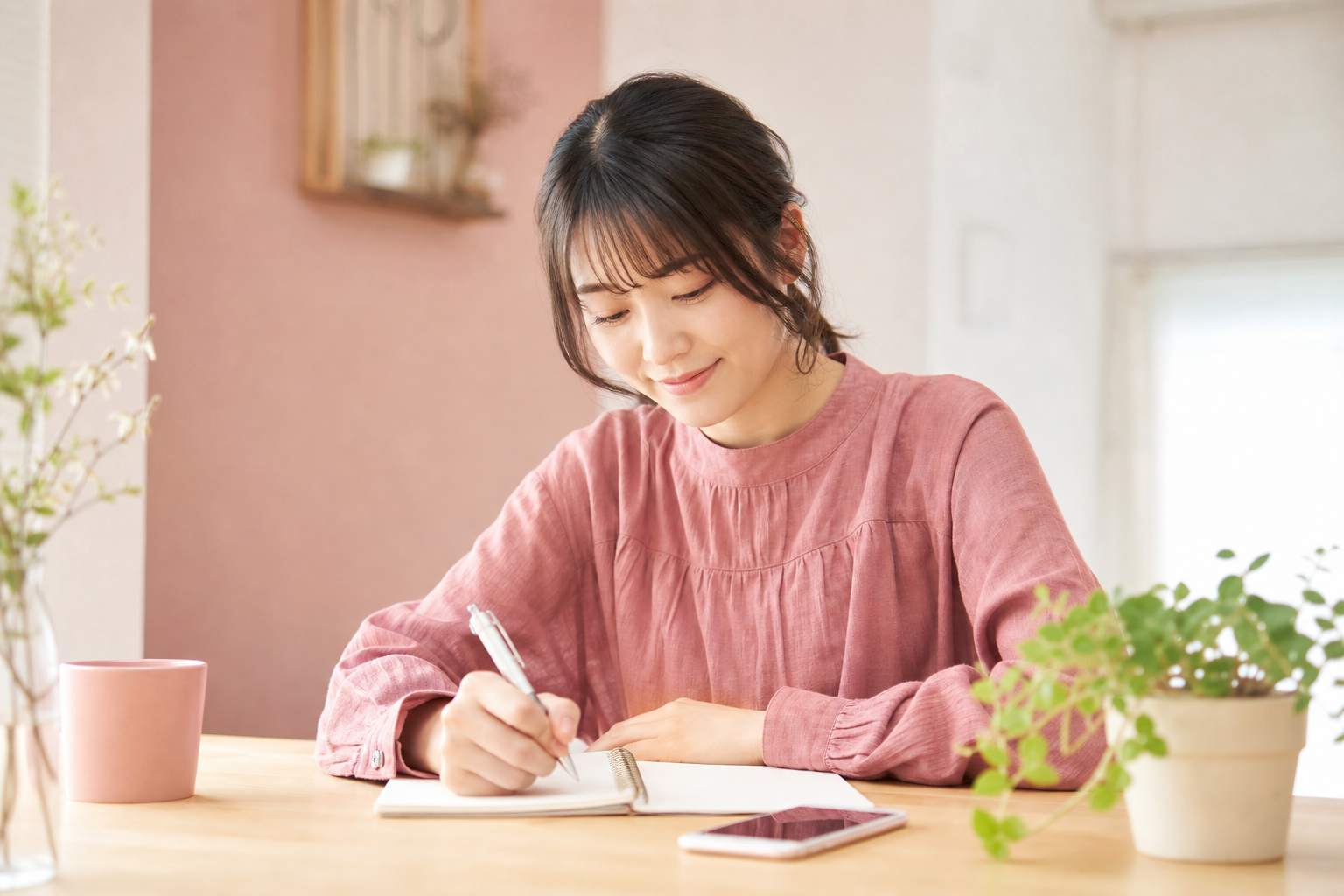 NISA口座と通常口座の違いをノートに整理する20代女性